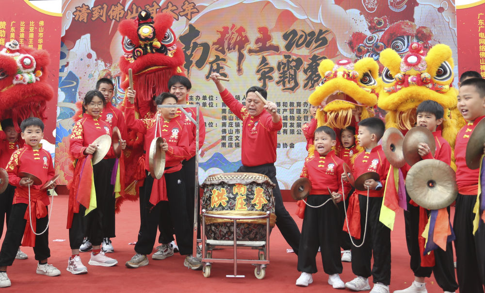 　　1月22日，南庄洪拳狮队在广东省佛山市禅城区南庄镇进行舞狮表演。