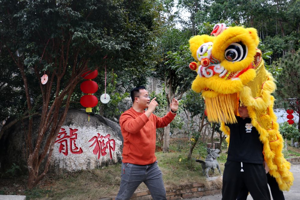 　　1月24日，在广东省鹤山市鹤城镇，舞狮艺人关复炬指导少年进行传统舞狮训练。