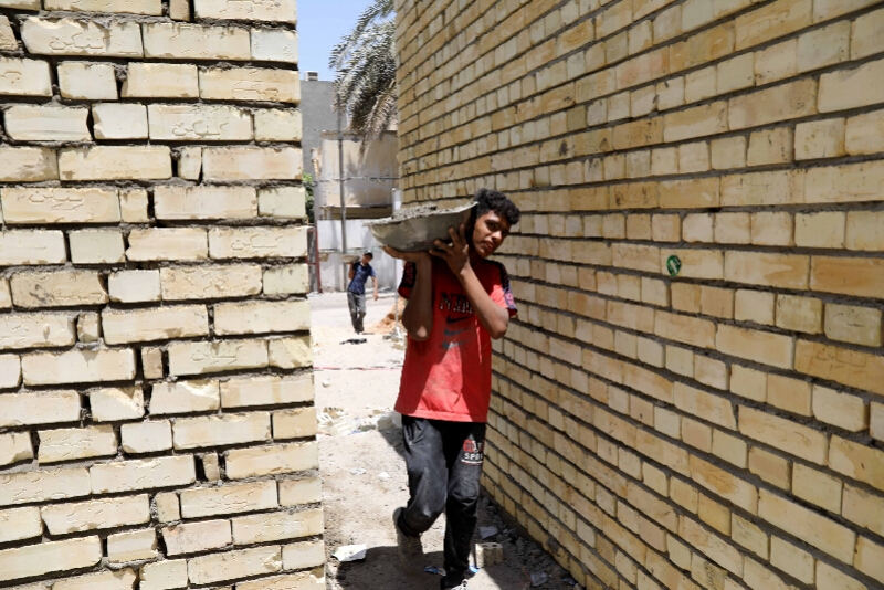 7月8日，建筑工人在伊拉克巴格达一处工地上工作。当日，巴格达天气炎热，最高气温接近50℃。新华社发