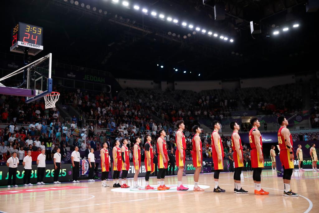 8月17日，在沙特阿拉伯吉达举行的2025国际篮联亚洲杯决赛中，中国队89比90不敌澳大利亚队，获得亚军。图为中国队球员在赛前奏唱国歌仪式上列队。新华社记者 王东震 摄