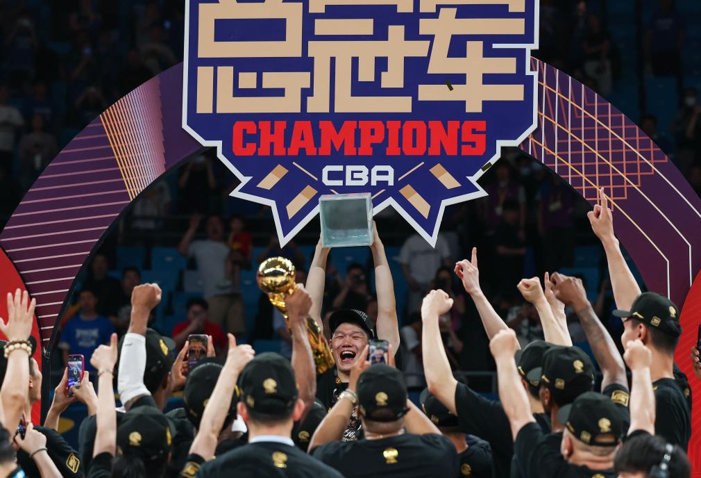 5月20日，浙江广厦队球员胡金秋（中）在颁奖仪式上举起冠军鼎。当日，在2024-2025赛季中国男子篮球职业联赛（CBA）总决赛第六场比赛中，浙江广厦客场125比118战胜北京北汽队，总比分4比2夺得冠军。新华社记者 王楷焱 摄