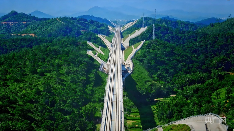 广湛高铁佛肇站至新兴南站区间路基