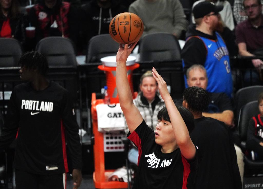 11月5日，开拓者队球员杨瀚森在中场休息时热身。当日，在2025-2026赛季NBA常规赛中，波特兰开拓者队主场121比119战胜俄克拉荷马城雷霆队。新华社记者 吴晓凌 摄