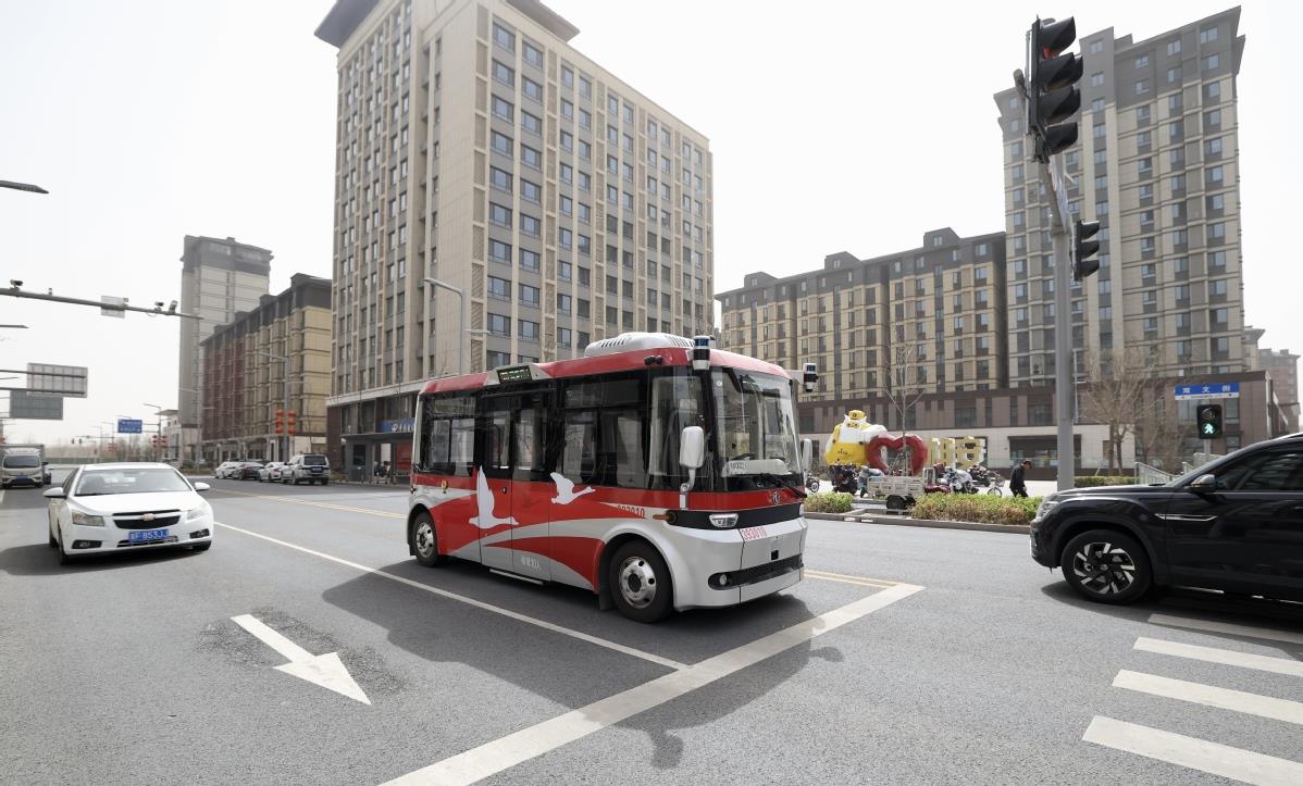 2024年3月28日，智慧公交车在雄安新区街道上行驶。