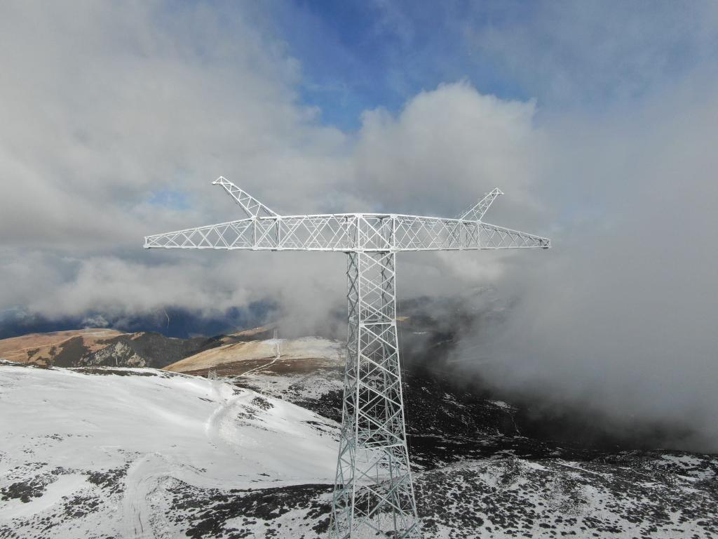 海拔最高特高压输电铁塔，位于四川省甘孜州巴塘县德达乡色烔玛山上的金上至湖北±800千伏特高压直流输电线路工程N0233塔。