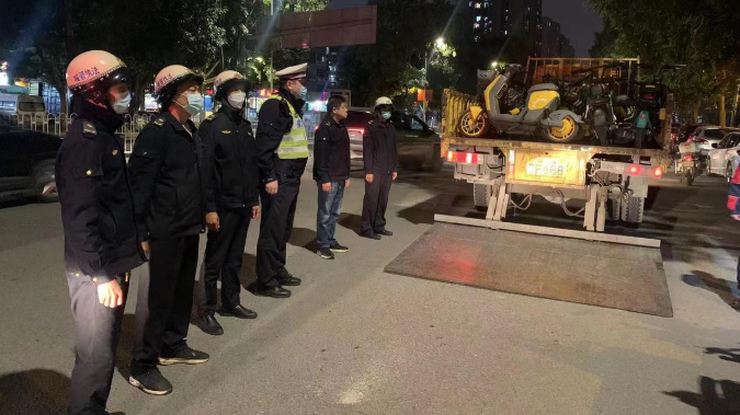 文明出行丨广州市白云区金沙街整治共享电动自行车，保障道路交通安全