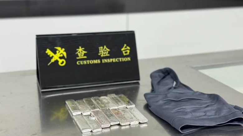 进境旅客内衣裤藏银条近2公斤，被罗湖海关当场识破