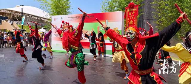 2025年日本大阪世博会中国馆广东活动周上的英歌舞表演。