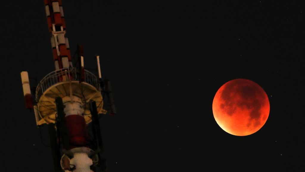 "Red moon" witnessed across China during total lunar eclipse