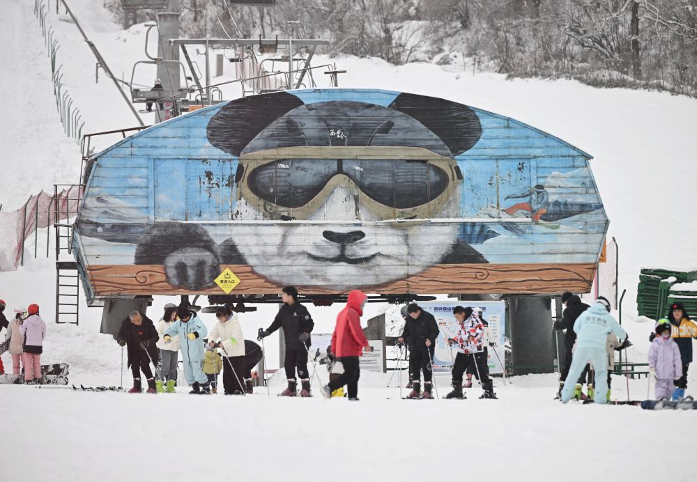 2025年1月14日，游客在四川成都西岭雪山滑雪场滑雪。