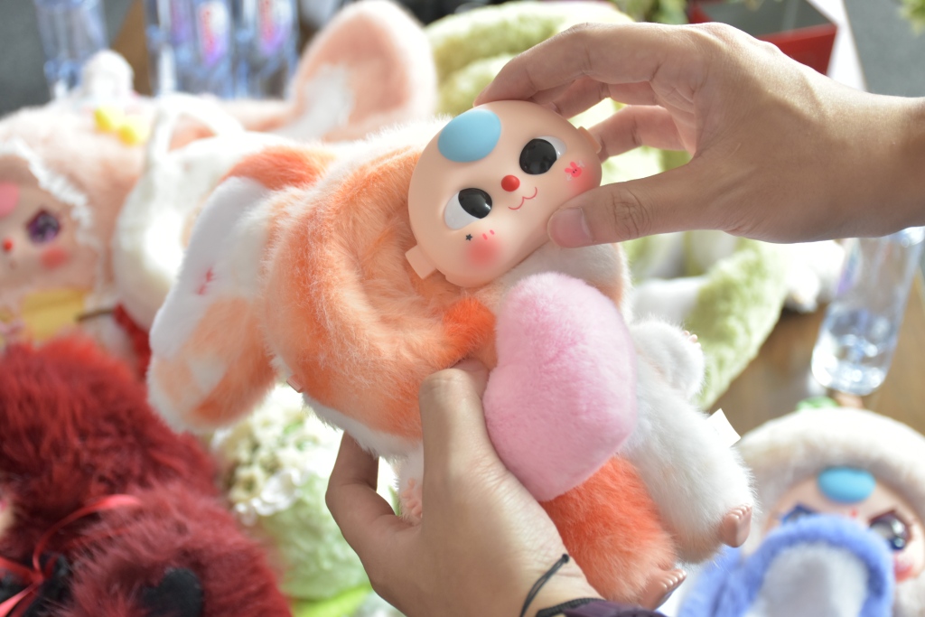 大漂亮潮玩“娃三岁”的面部玩法。李蔚怡 摄