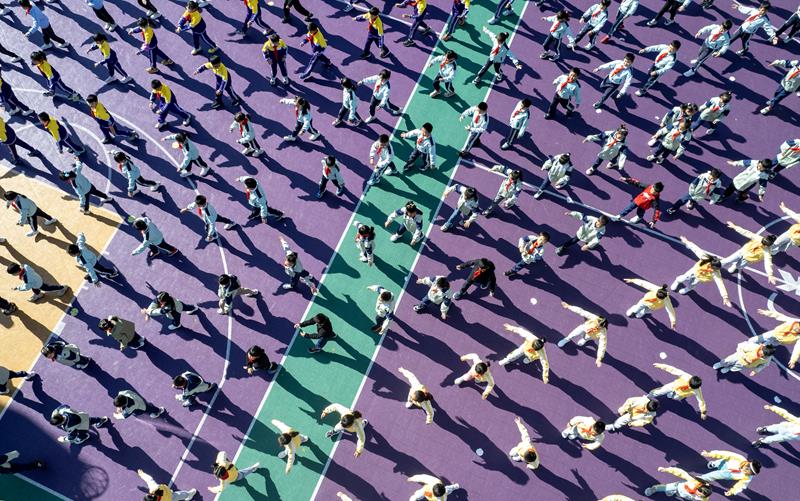 △2025年2月28日，云南昆明金康园小学学生在操场上做课间操。