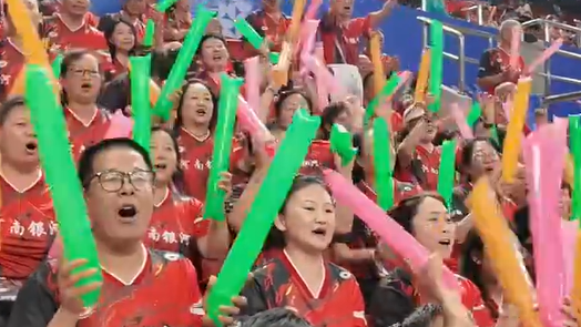 激情四射的乒乓球助威团！河南粉丝不远万里到广州为家乡球队助威