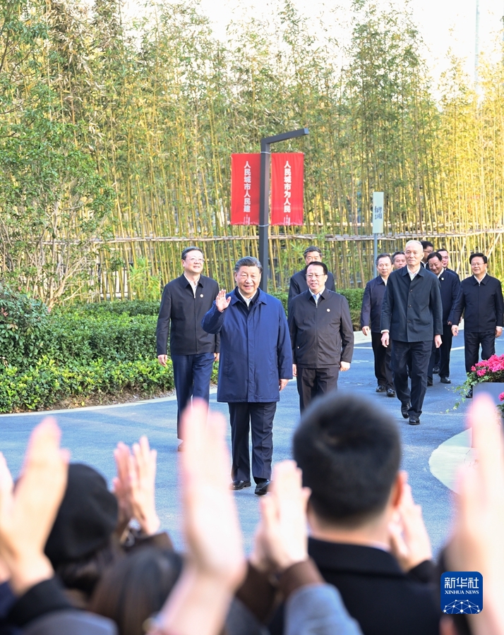 　　11月28日至12月2日，中共中央总书记、国家主席、中央军委主席习近平在上海考察。这是11月29日下午，习近平在闵行区新时代城市建设者管理者之家，向社区居民挥手致意。新华社记者 申宏 摄