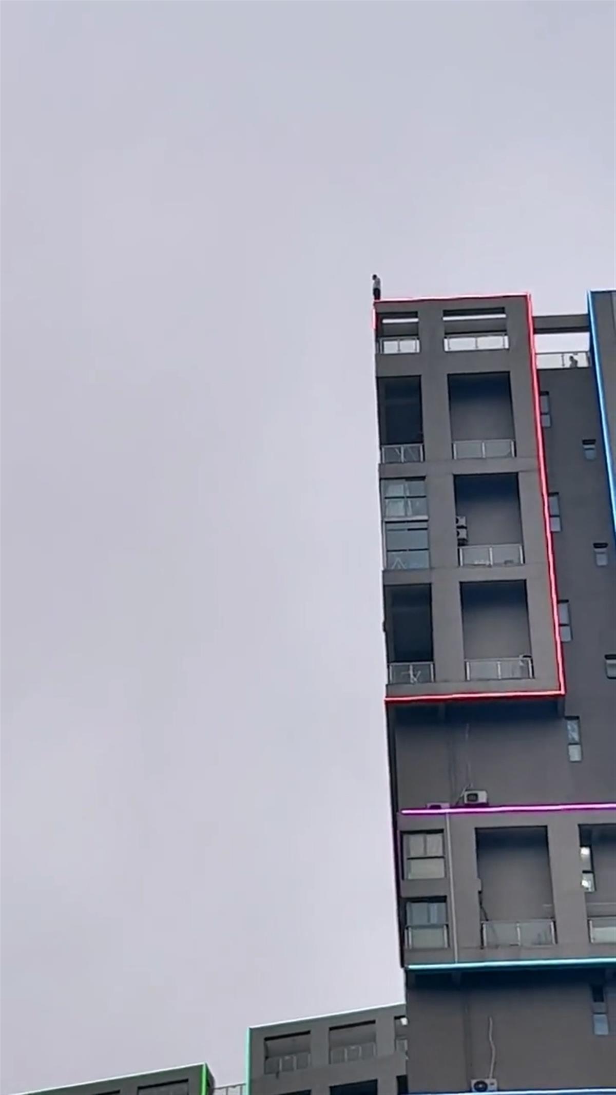 6月29日，多名网友发视频称，苏州吴中区木渎镇珠江路某小区有一男子站在楼顶欲轻生。视频显示，该楼栋有二十多层。