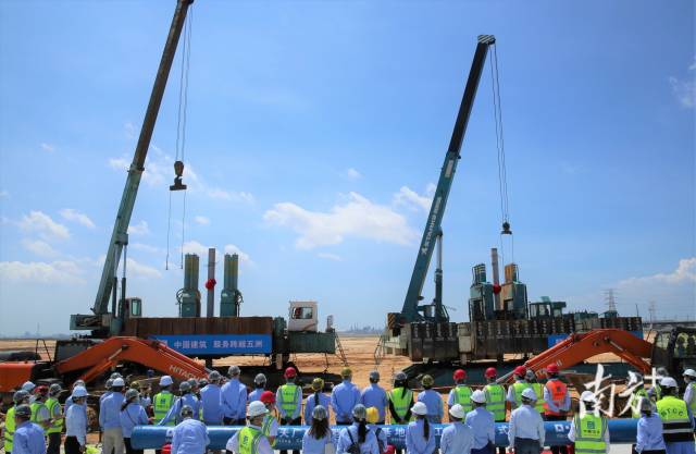 首套装置打桩仪式。 首套装置打桩仪式。