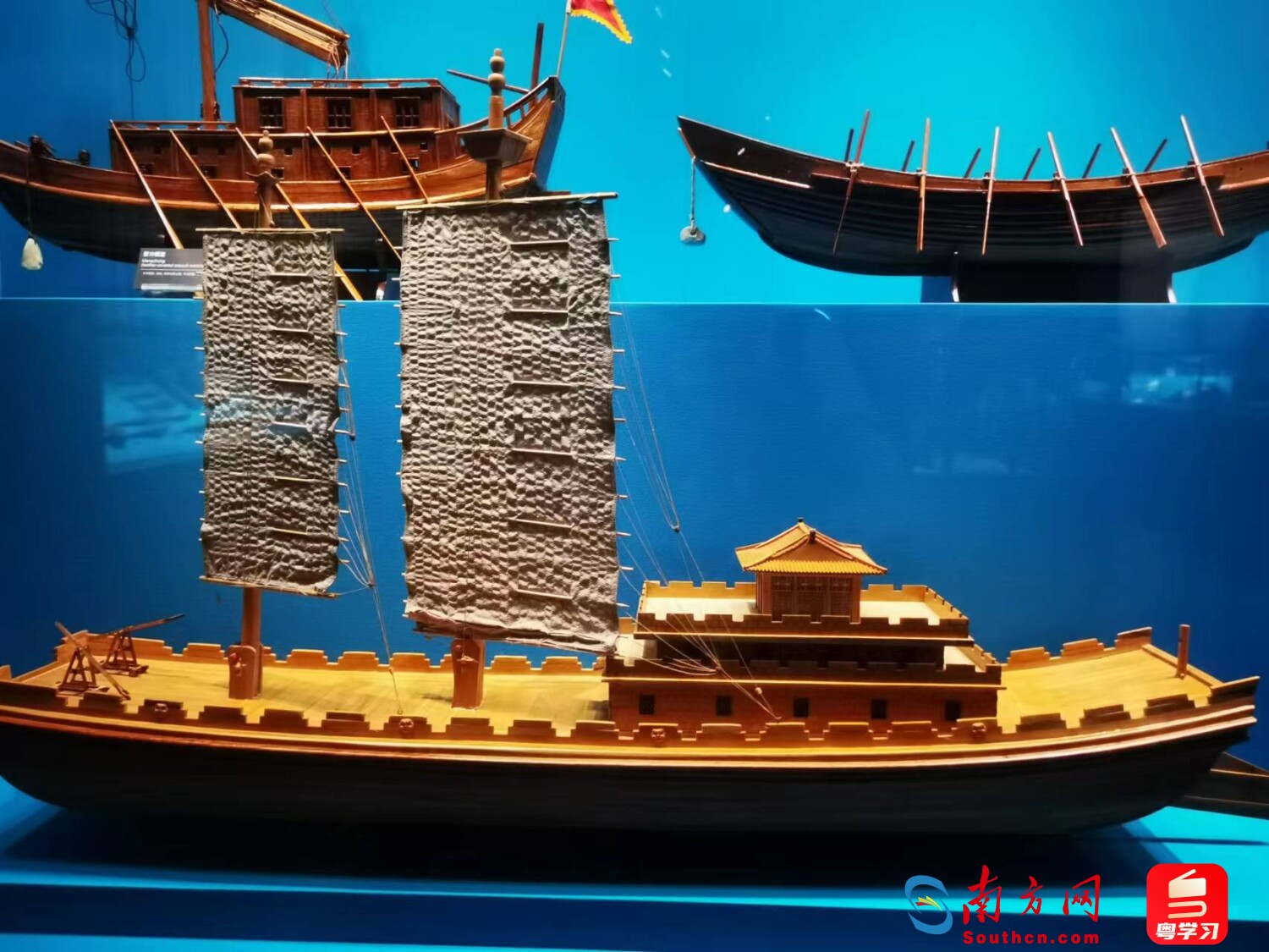 中国古代楼船模型。
