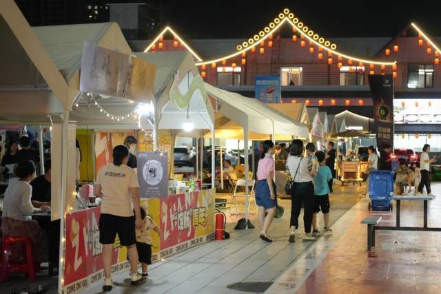 海田创意广场举办夜经济活动。 