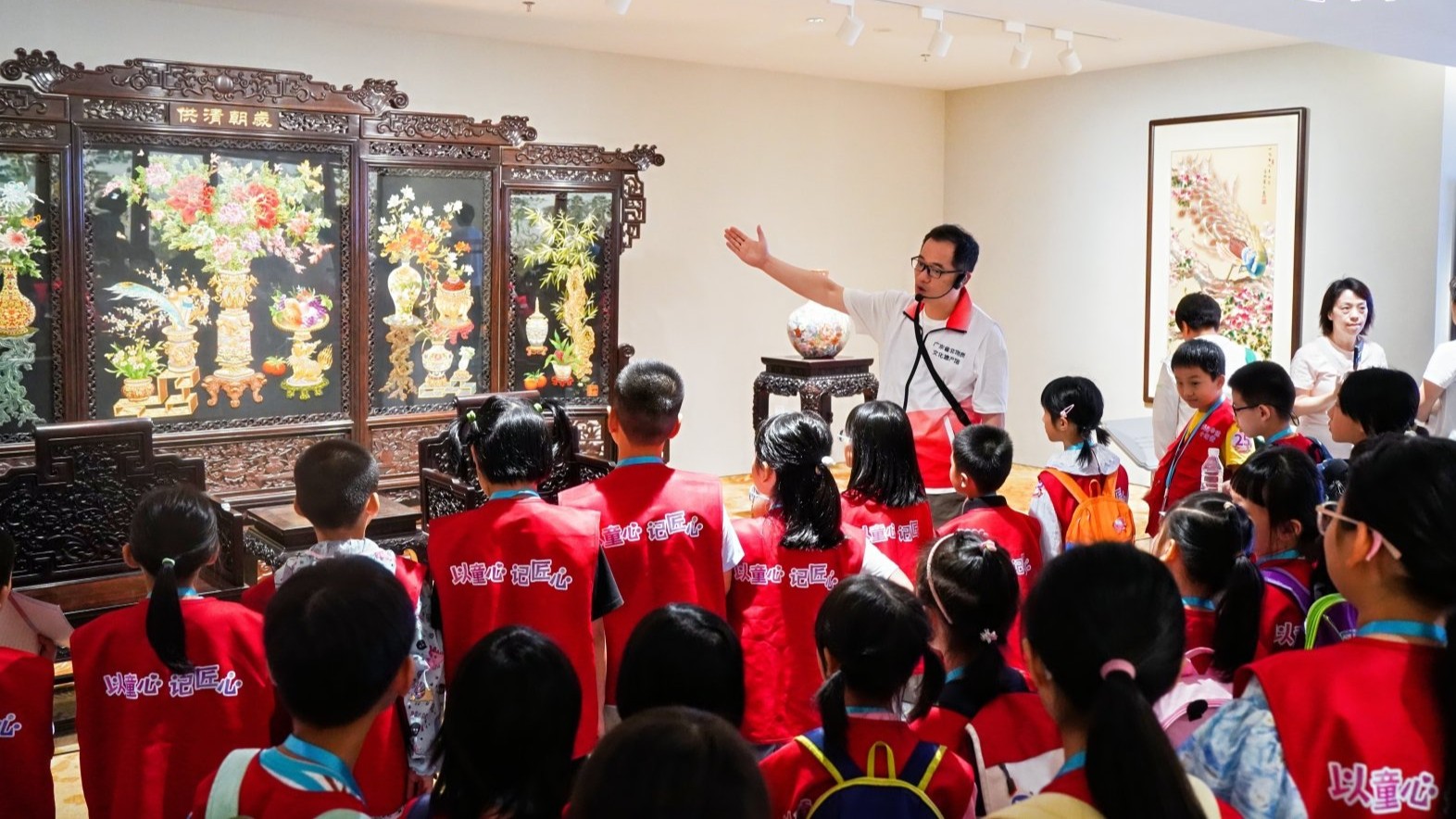 Children immerse themselves in learning intangible cultural heritages