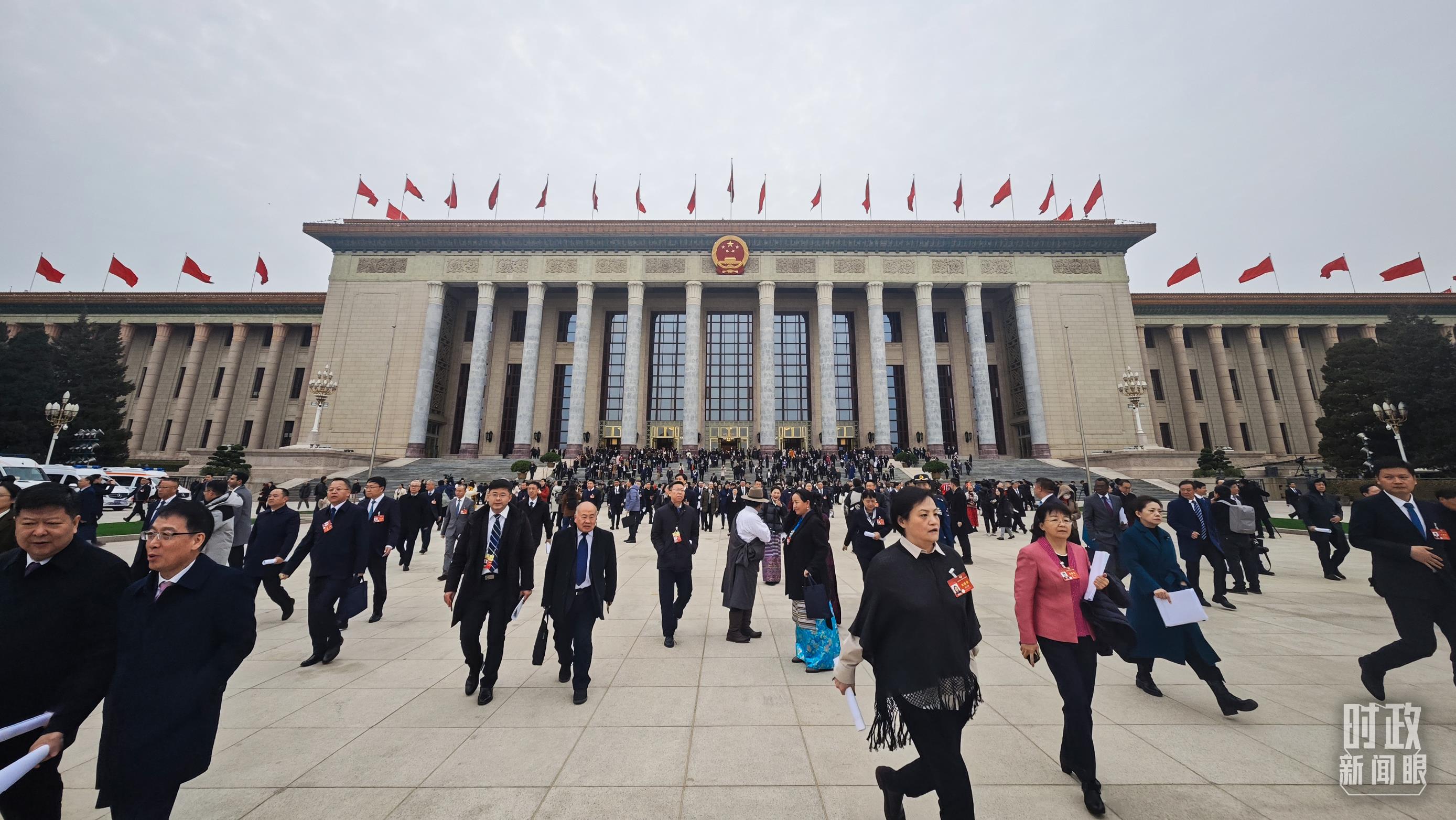 3月4日，人民大会堂，政协委员们在开幕会后离场。（总台央视记者彭汉明拍摄）