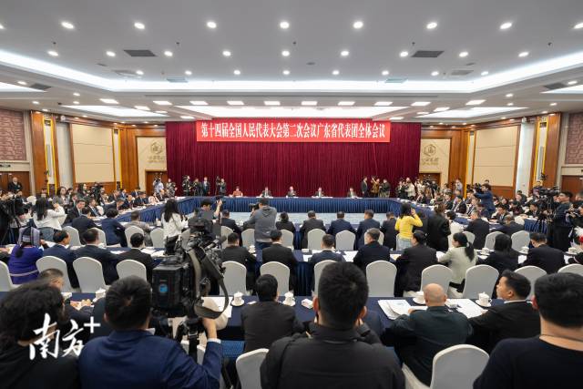 3月7日上午，广东代表团举行开放团组会议，审议政府工作报告，审查计划报告和草案、预算报告和草案。