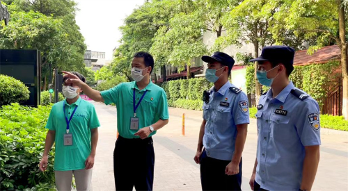 图为民警与网格员共同在小区走访巡查。