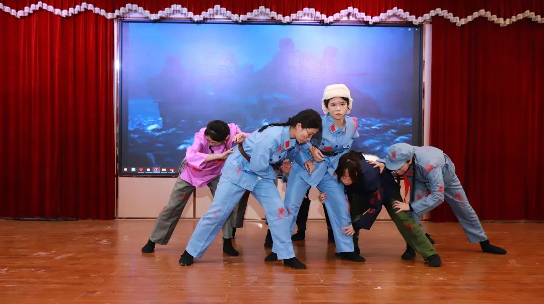 郁南县四一八小学表演情景剧《花木兰》男女平等和妇女发展是社会文明