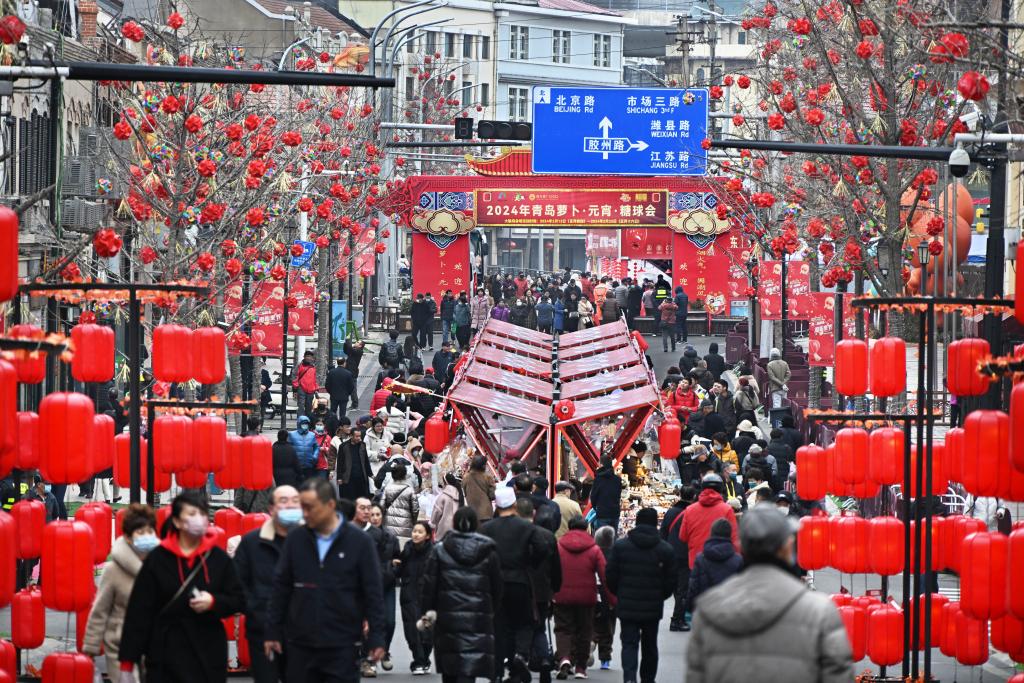 2月18日，游客在2024年青岛萝卜·元宵·糖球会上消费、游玩。新华社记者 李紫恒 摄