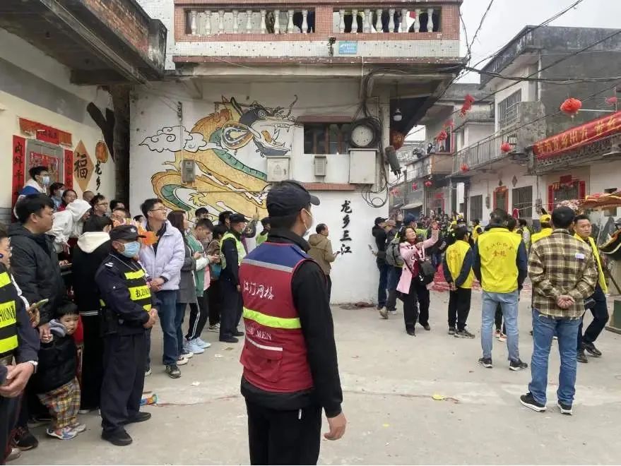 政法干警、网格员、治保员、舞龙协会人员共同参与舞龙秩序维护工作。