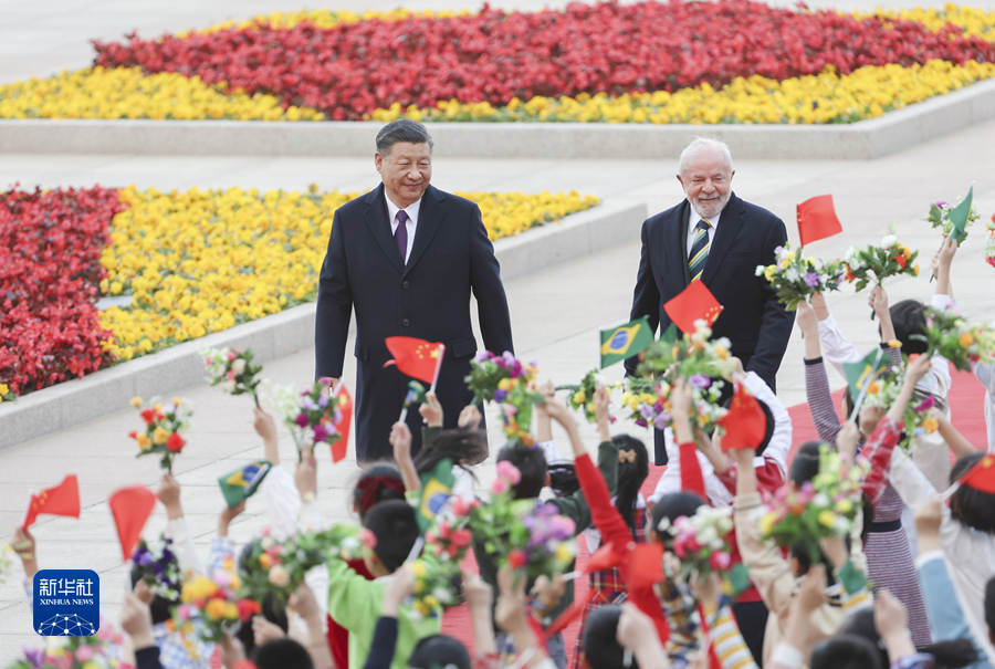 4月14日下午，国家主席习近平在北京人民大会堂同来华进行国事访问的巴西总统卢拉举行会谈。这是会谈前，习近平在人民大会堂东门外广场为卢拉举行欢迎仪式。新华社记者 丁海涛 摄