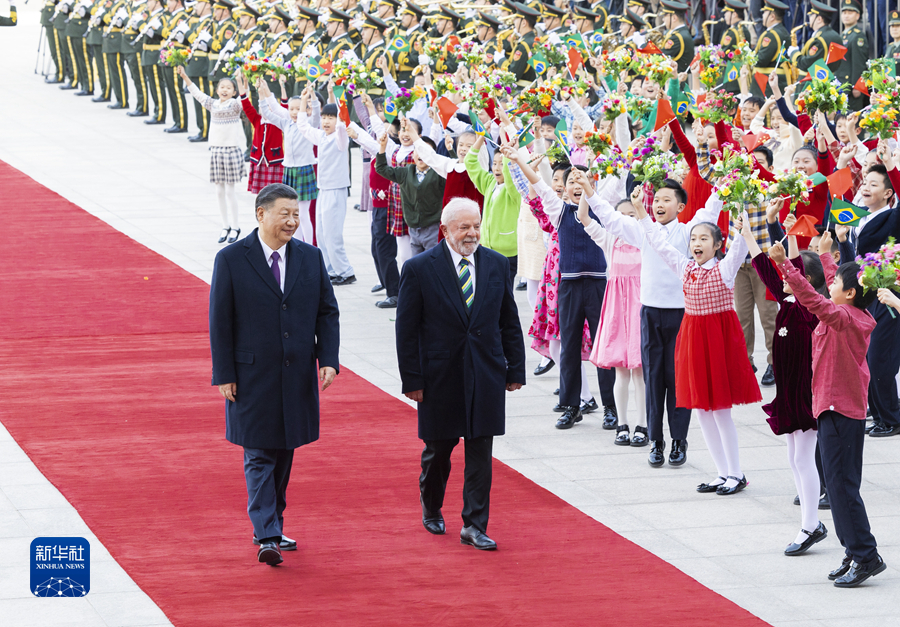 4月14日下午，国家主席习近平在北京人民大会堂同来华进行国事访问的巴西总统卢拉举行会谈。这是会谈前，习近平在人民大会堂东门外广场为卢拉举行欢迎仪式。 新华社记者 黄敬文 摄