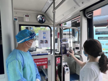 直击深圳复工一线:员工搬电脑返岗 园区又忙碌起来 直击深圳复工一线:员工搬电脑返岗 园区又忙碌起来