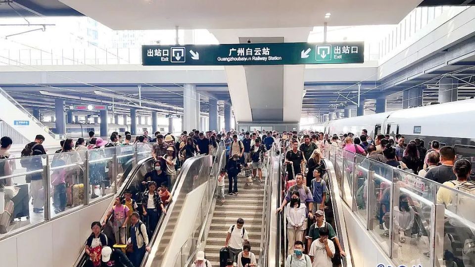 Summer heatwave fuels travel frenzy at Asia's mega-hub