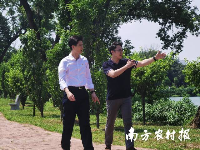 汕头市委书记温湛滨（左一）实地走访查看练江水域