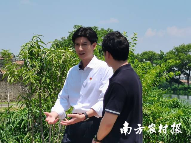 汕头市委书记温湛滨（右二）向广东广播电视台记者介绍练江整治情况