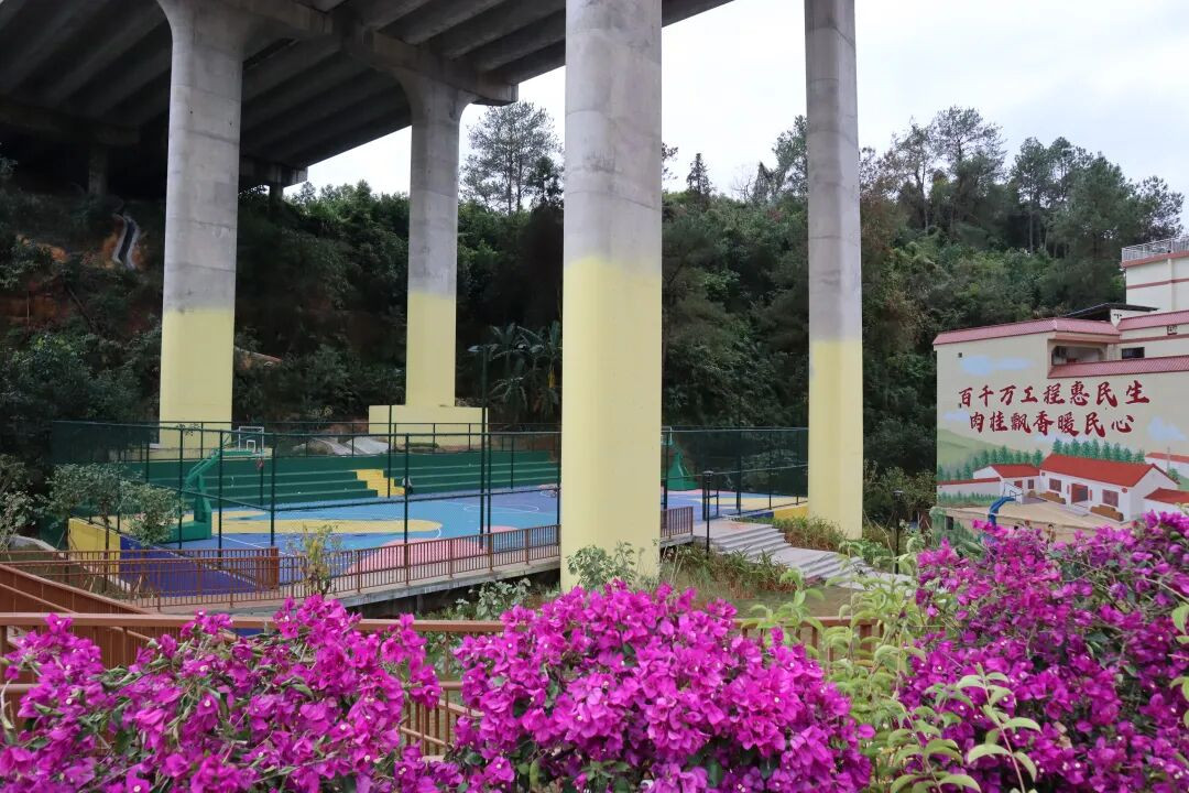 绿意盎然的榃滨镇跨线桥下生态公园（摄影：王怡璇）