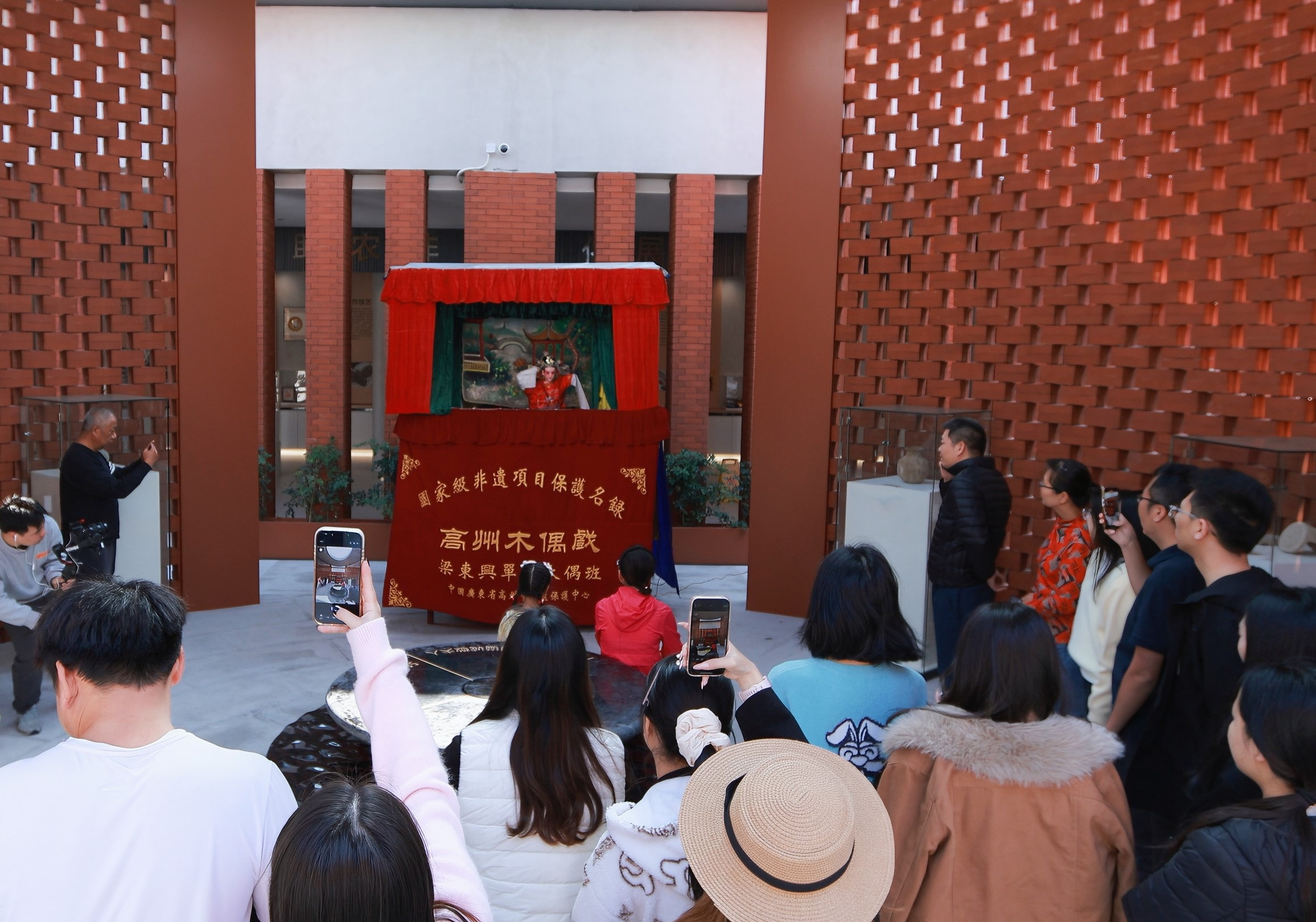 节假日为司乘表演高州木偶戏《冼夫人传奇》