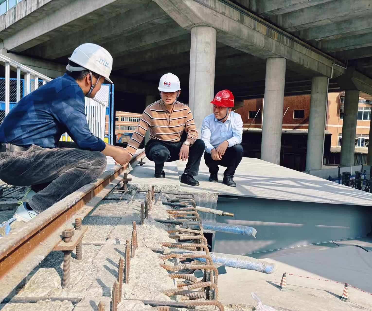 会议组成员在模型施工现场