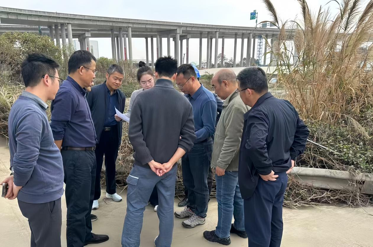 评审组在施工现场踏勘