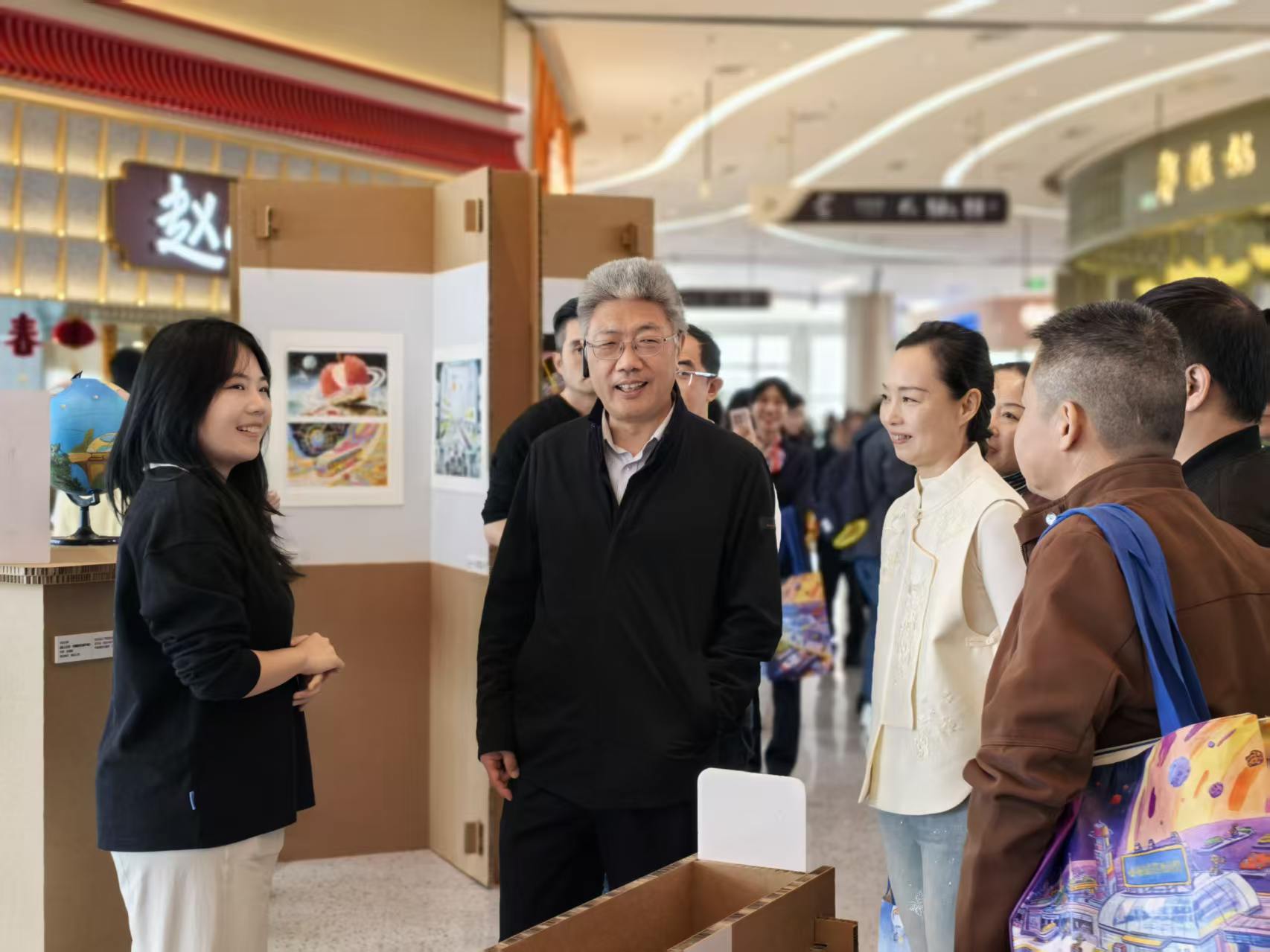 张雪颖在介绍自己的创作思路