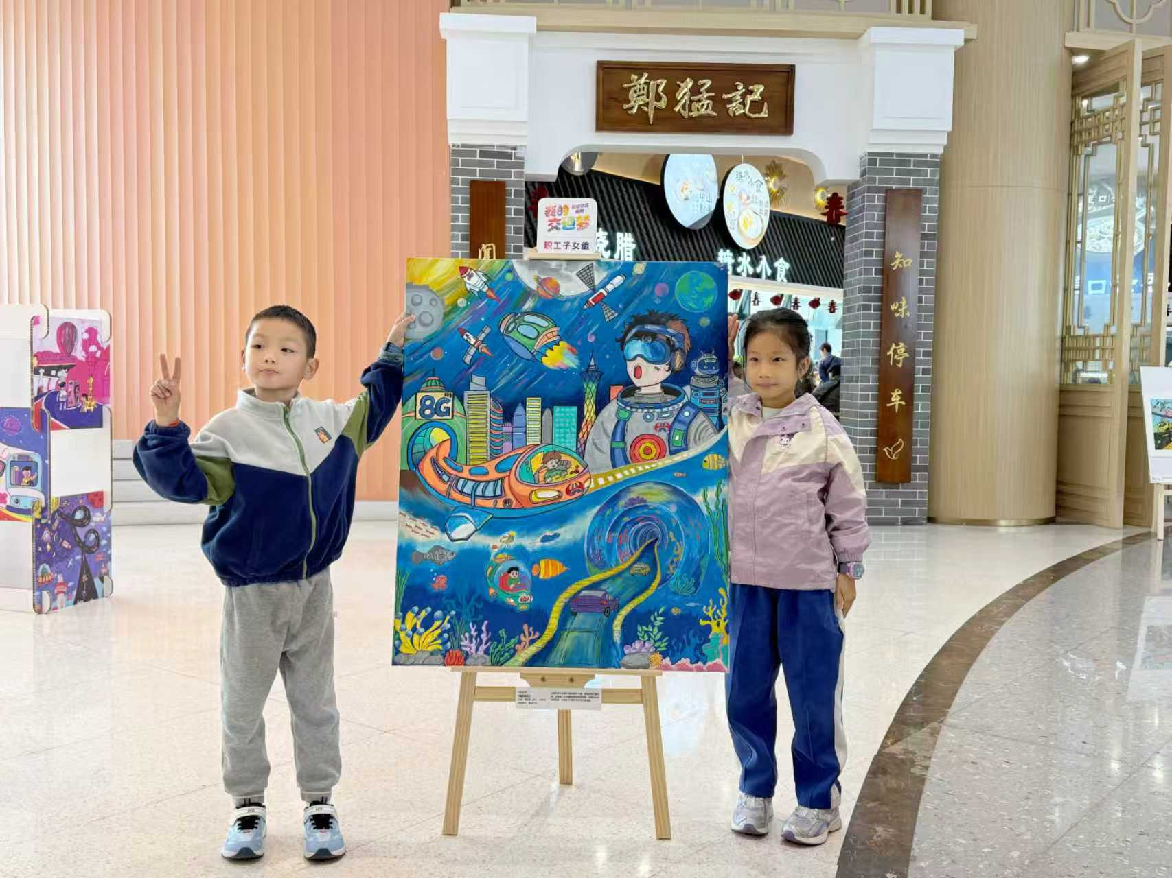 小朋友在画展拍照留念