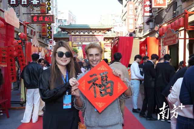 1月16日，来自30个国家的100余名外籍达人齐聚汕头小公园镇邦美食街。