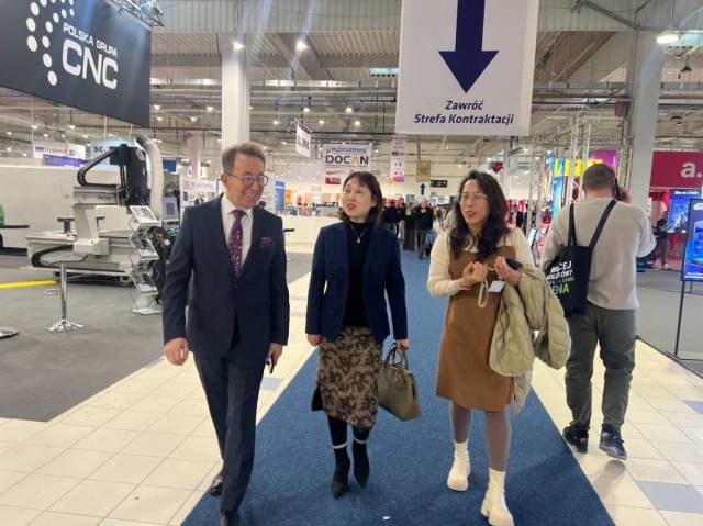 中山经贸团成员与波兰当地经贸官员、照明行业重点采购商代表深入交流。 中山经贸团成员与波兰当地经贸官员、照明行业重点采购商代表深入交流。