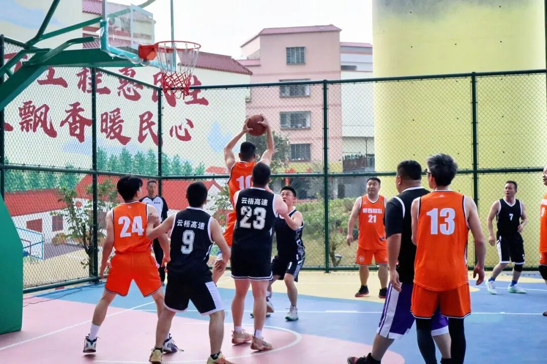 篮球友谊赛火热开赛（摄影：王怡璇）