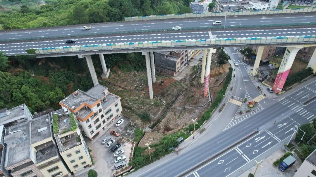 改造前的榃滨镇跨线桥下空间（摄影：蓝水生）