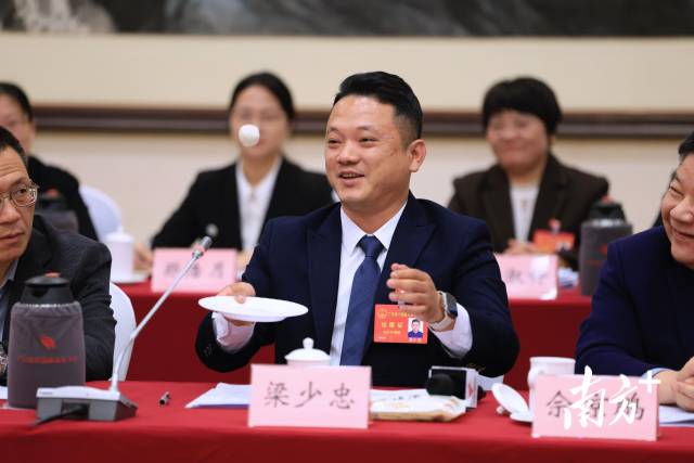 省人大代表、汕头市晶华食品有限公司总经理梁少忠现场拿鱼丸“打乒乓球”。 