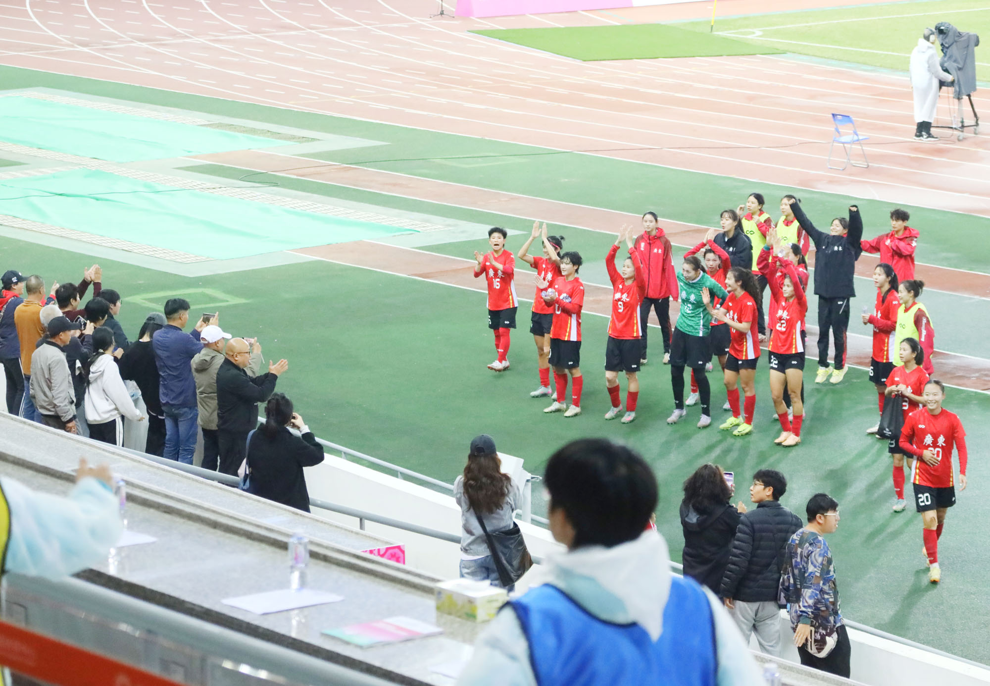 获胜后的广东队队员与观众互动。