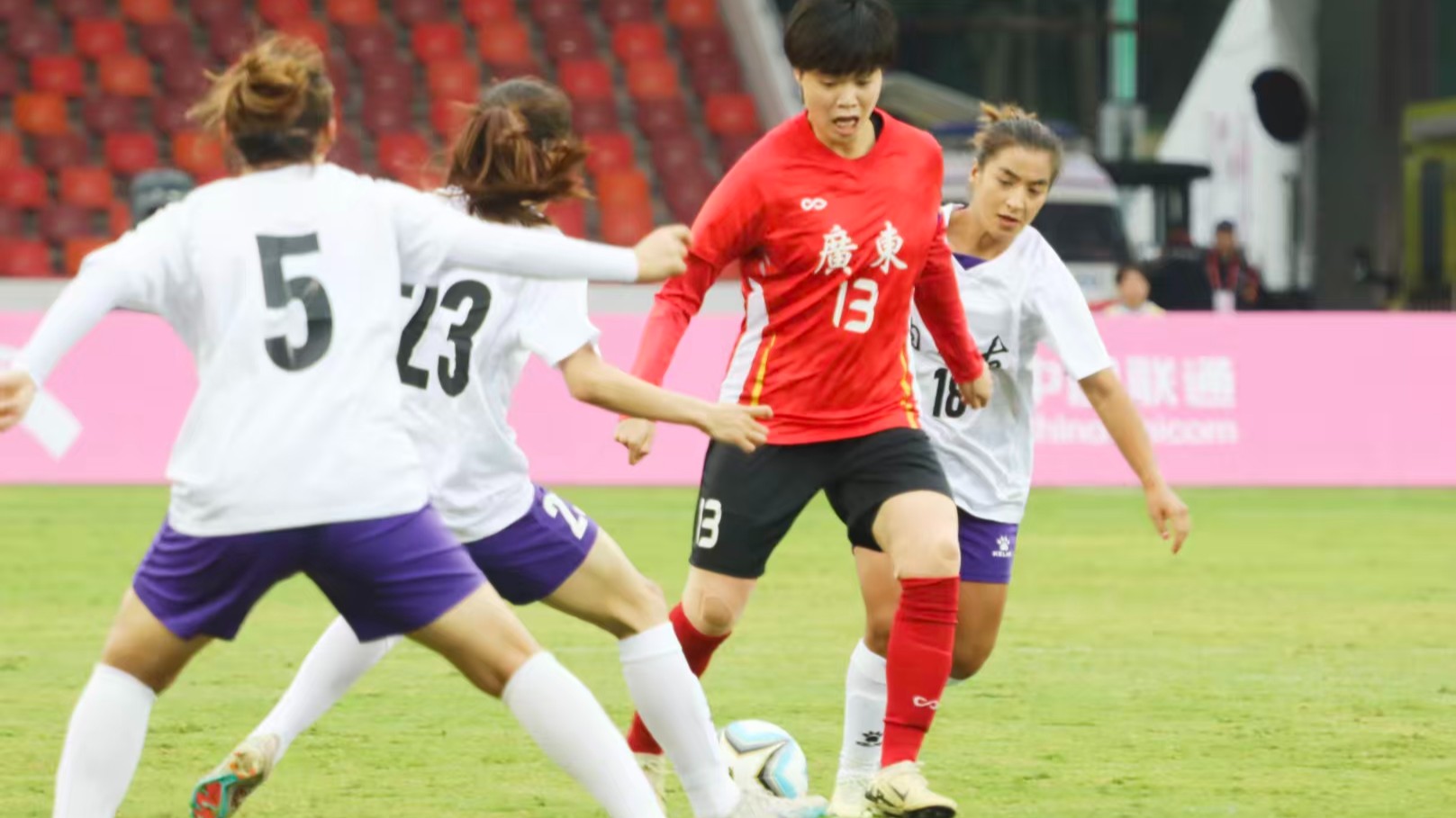 十五运会女足项目佛山开赛！铿锵玫瑰绿茵场上竞锋芒