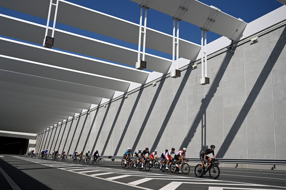 ↑11月8日，选手们经过海底隧道。