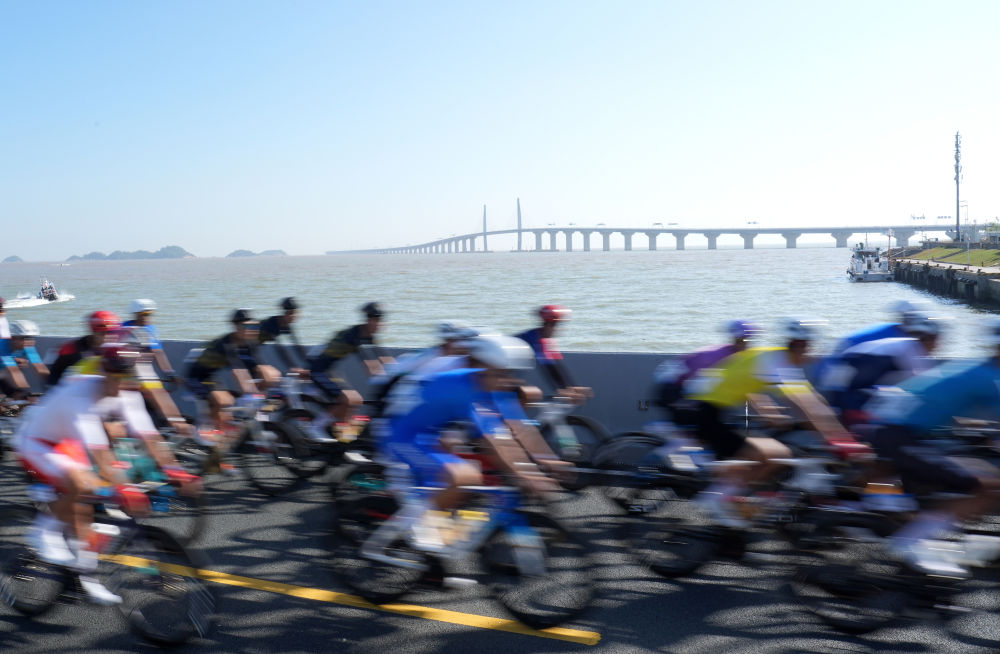 ↑11月8日，选手们在公路自行车男子个人赛决赛中。